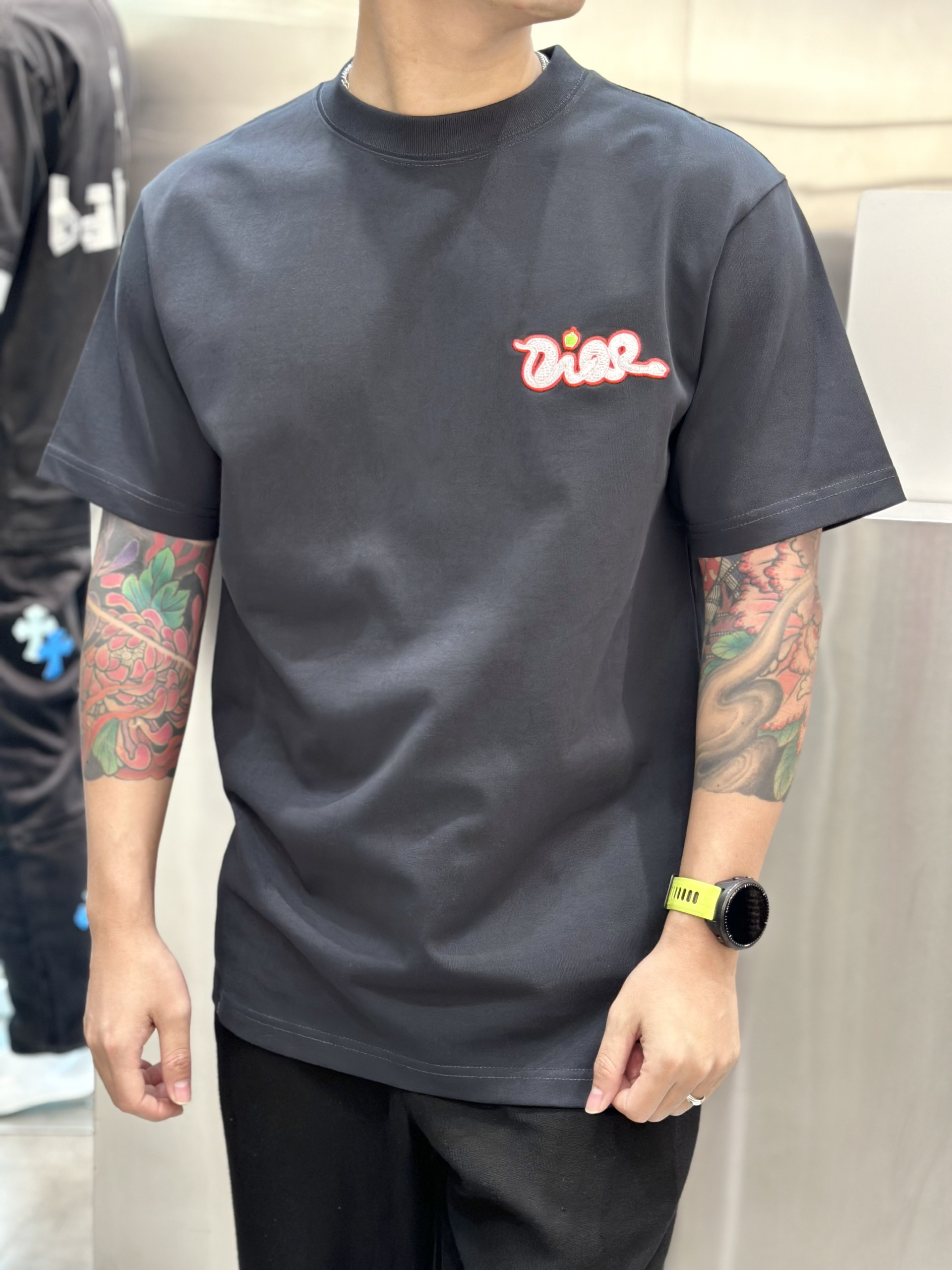 Áo phông T-shirt Dior CD logo chữ Rắn lồng thêu ngực Like Auth on web VTN